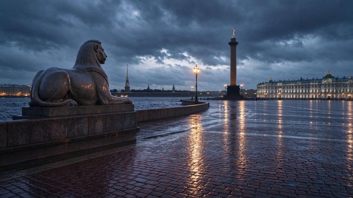 «Вечерний Санкт-Петербург после дождя, отражения фонарей на мокрой брусчатке»